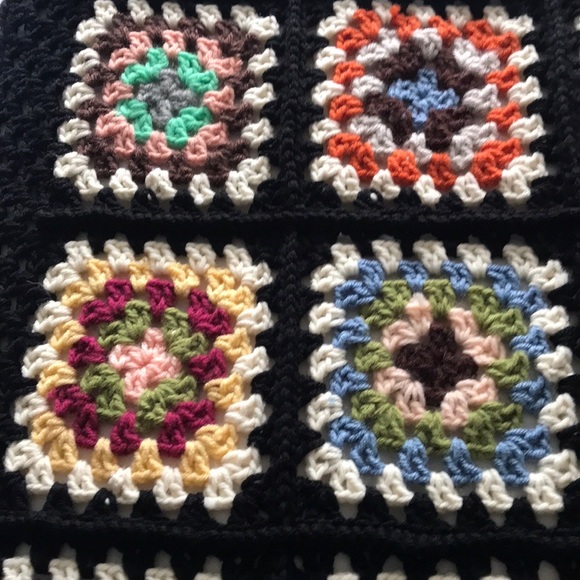 New Granny Square Crochet Afghan Child or Throw Size 35 " x 42" - Picture 4 of 6